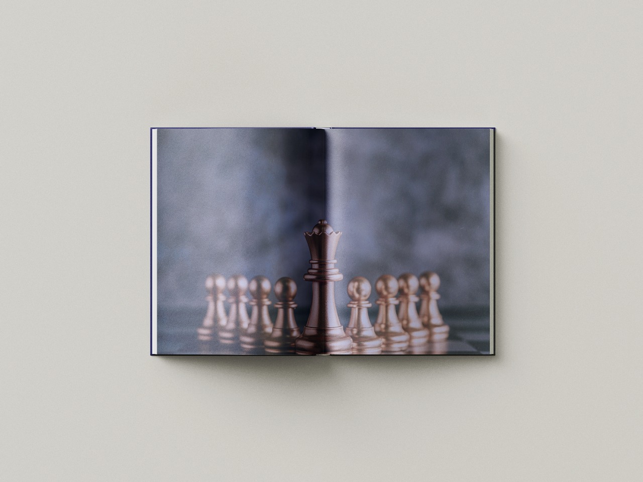 Página dupla com fotografia de peças de xadrez